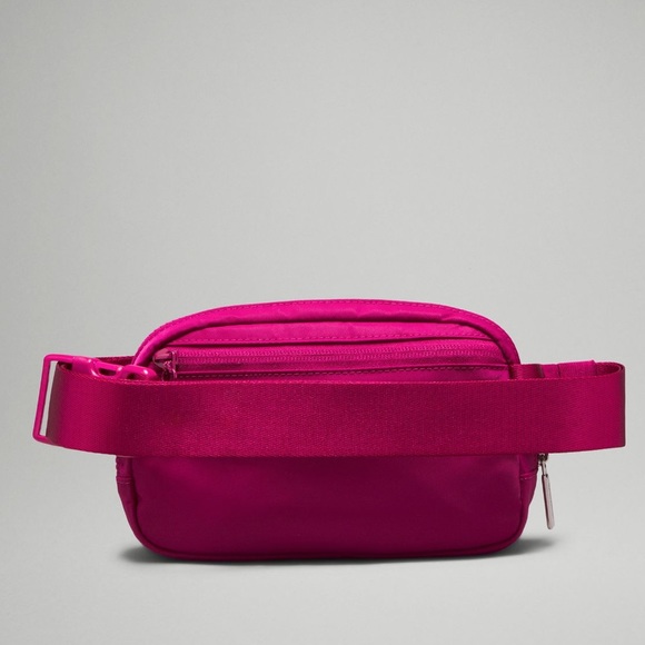 NWT Lululemon Everywhere Belt Bag Wild Berry - Picture 6 of 9